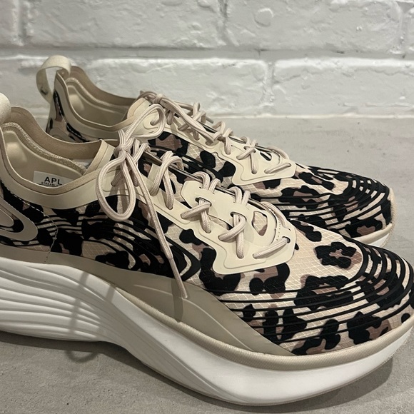 APL NWT SIZE 7 Womens Rare Leopard Streamlines New Without Box - Picture 3 of 3